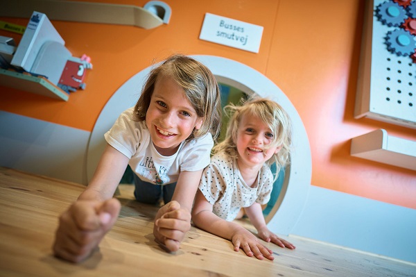 Zwei Kinder spielen in der Werkstatt des Lokomotivführers „Busse“ im Dänischen Eisenbahnmuseum