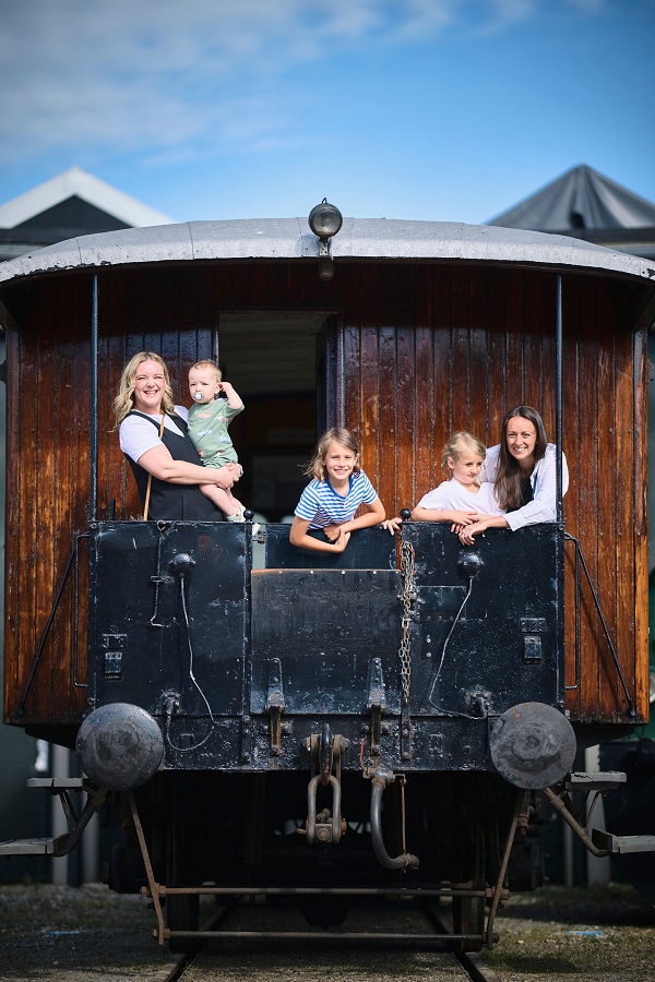 Eine Familie hinten im Zug im Dänischen Eisenbahnmuseum