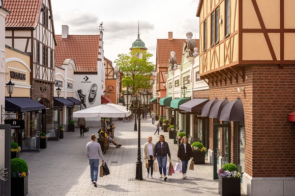 Eine Strasse mit Geschäften im Designer Outlet Neumünster