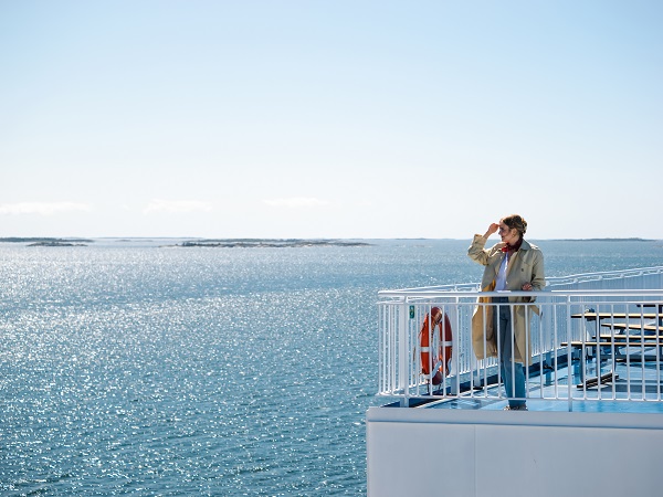 Eine Frau steht auf dem Deck einer Finnlines-Fähre