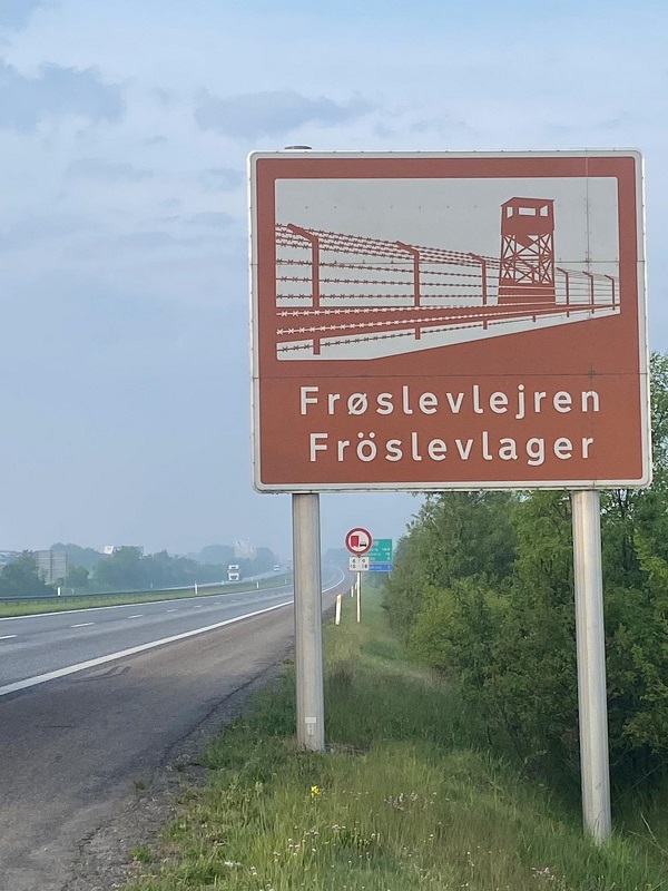 Autobahnschild mit Hinweis auf das Fröslevlager