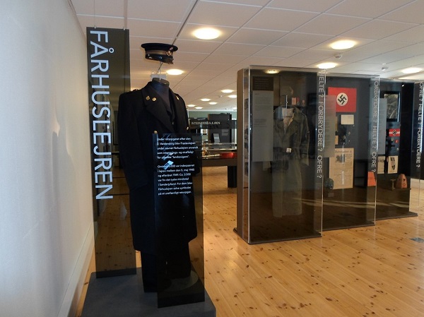 Ausstellung im Fröslevlager mit Uniformen und weiteren Exponaten