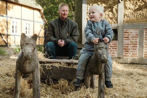 Eine Familie auf dem Spielplatz im Museum Hjerl Hede