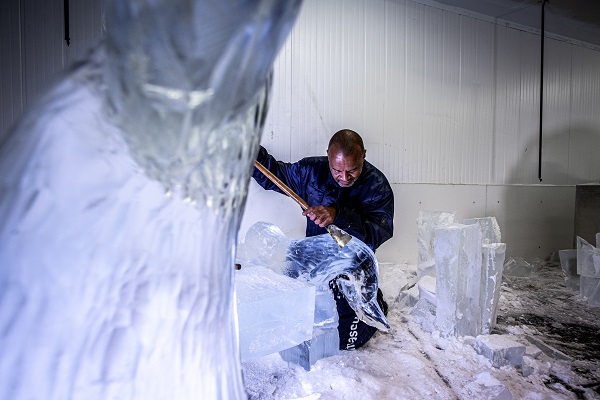 Ein Eiskünstler bei der Arbeit
