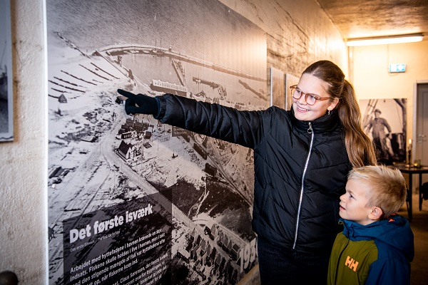 Eine Frau präsentiert das erste Eiskunstwerk im Museum Iskunsten
