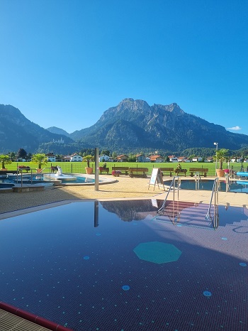 Außenbecken der Königlichen Kristalltherme Schwangau mit Bergen im Hintergrund
