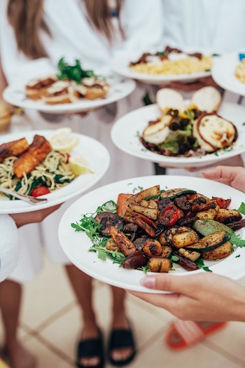 Fünf Teller mit Essen in der Königlichen Kristalltherme Schwangau
