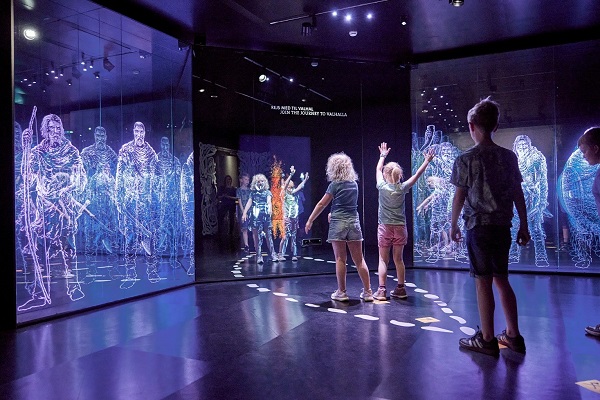 Kinder im violetten Licht im Erlebniszentrum des Museums Kongernes Jelling