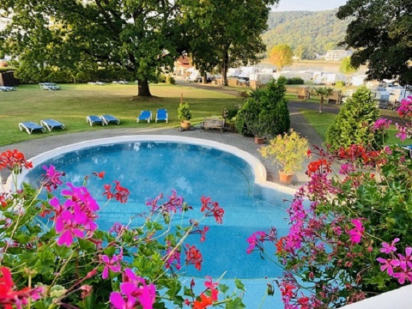 Außenbecken und Blumen der Kristall Therme Bad Hönningen