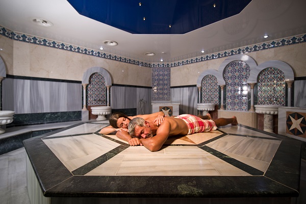 Ein Paar im Hamam der Kristall Therme Bad Hönningen