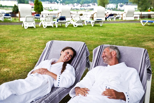 Ein Paar auf Sonnenliegen in der Kristall Therme Bad Hönningen