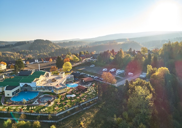 Blick von oben auf die Kristall Therme Altenau