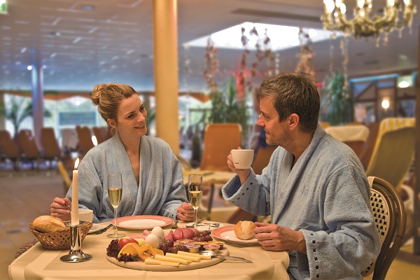 Paar beim Frühstück in der Kristall Therme Altenau