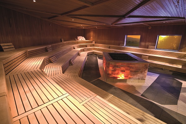 Sauna mit Ziegelofen von Oben in der Kristall Therme Altenau