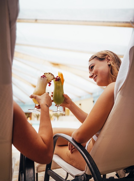 Eine Frau mit einem Drink in der Hand in der Kristall Therme Bad Klosterlausnitz