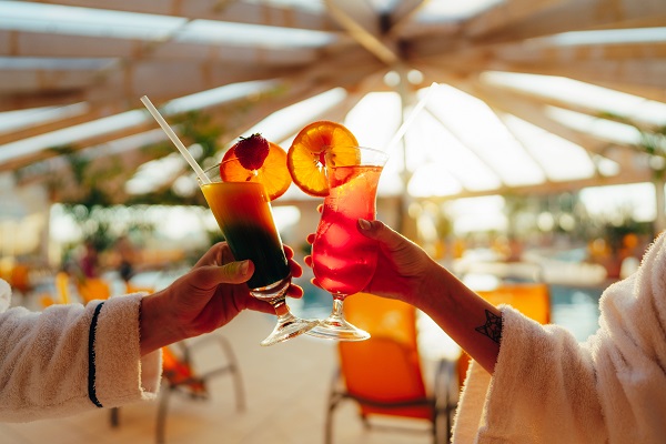 Zwei Menschen stoßen mit Drinks an in der Kristall Therme Bad Wilsnack