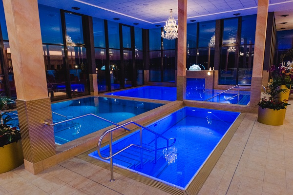 Drei Innenbecken der Kristall Therme Kochel am See