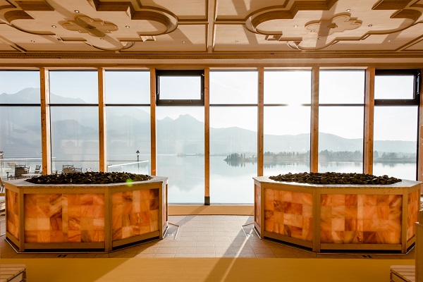 Der Saunabereich der Kristall Therme Kochel am See mit Blick auf den See