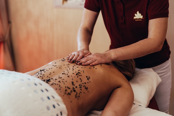 Eine Frau kriegt eine Rückenmassage in der Kristall Therme Kochel am See