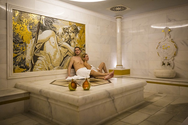Ein Paar im Haman der Kristall Therme Kochel am See