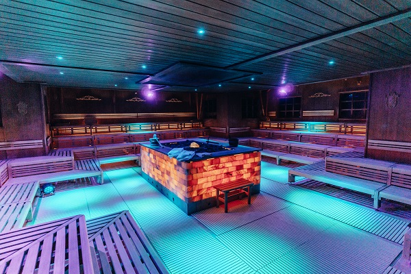 Die Sauna der Kristall Therme Seelze im Dunkeln