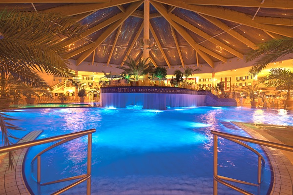 Schwimmbad mit Wasserfall in der Kristall Wohlfühltherme Ludwigsfelde