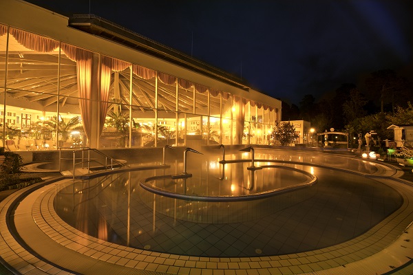 Ovales Außenbecken der Kristall Wohlfühltherme Ludwigsfelde im Dunkeln