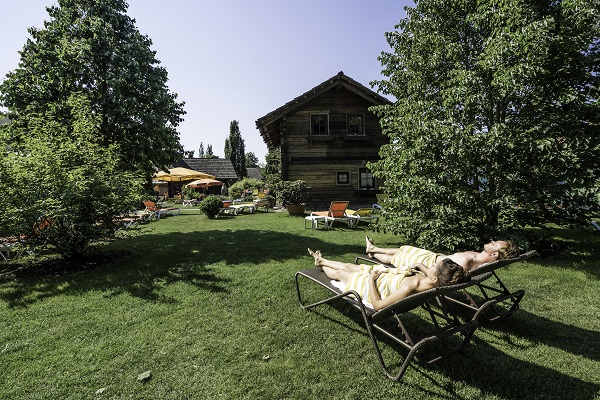 Ein Paar auf Sonnenliegen im Garden der Kristall Wohlfühltherme Ludwigsfelde