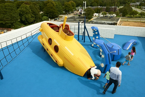 Dachterrasse des LEGO House mit Spielmöglichkeiten