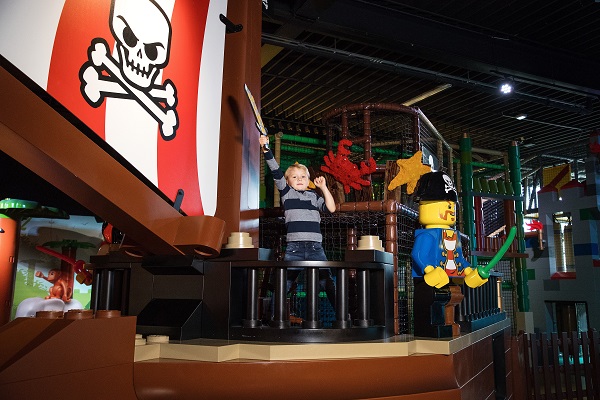 Ein Junge spielt Piraten im LEGOLAND Discovery Centre Oberhausen