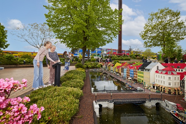 Zwei Mädchen bewundern Nyhavn im Miniland im LEGOLAND® Billund Resort