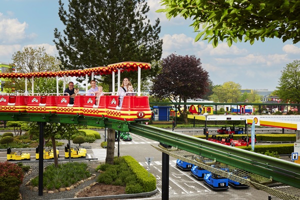 Eine Familie auf der Monorail-Bahn im LEGOLAND® Billund Resort