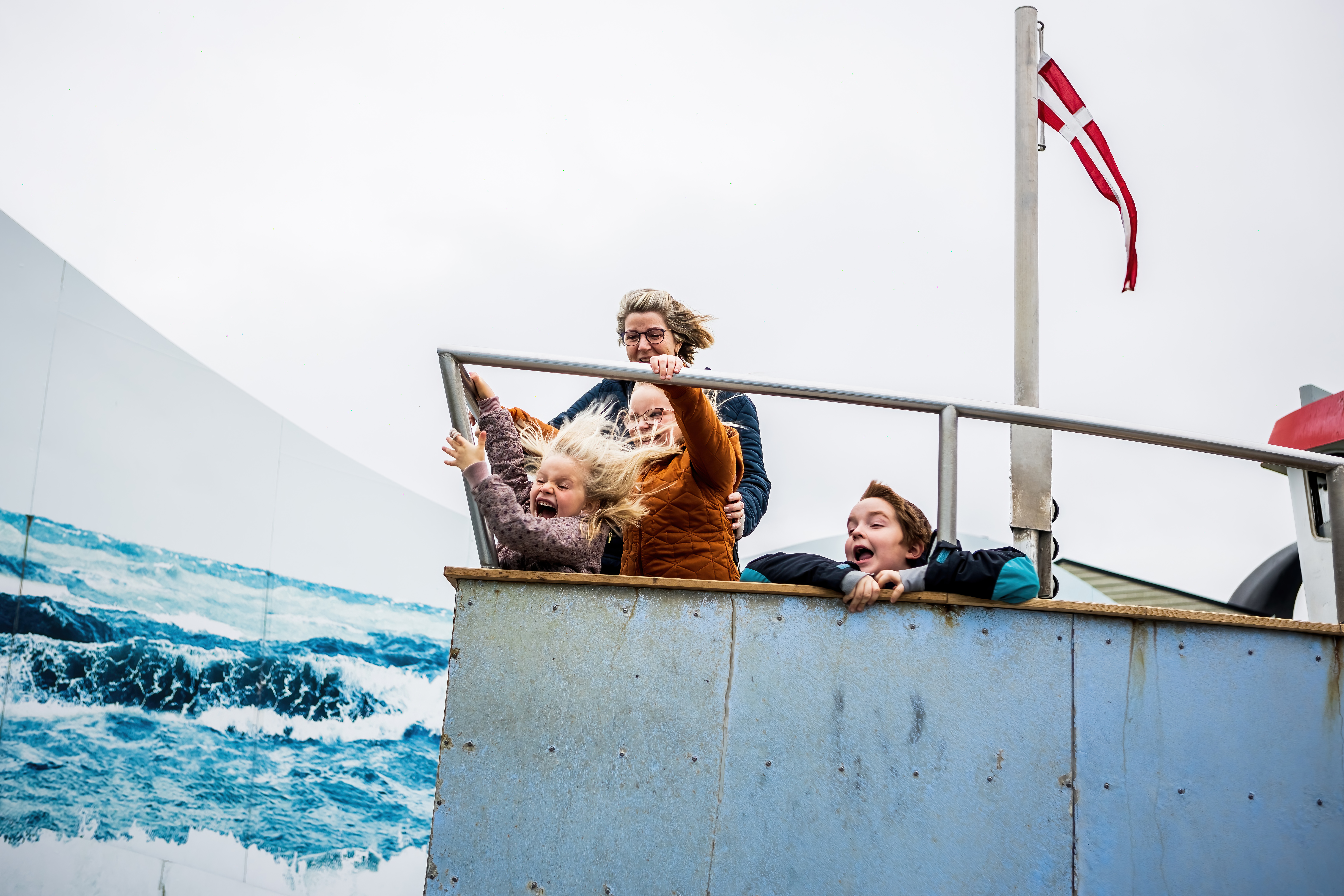 Kinder spielen auf dem Schiff-Spielplatz Ship O'Hoy im Nordsøen Oceanarium
