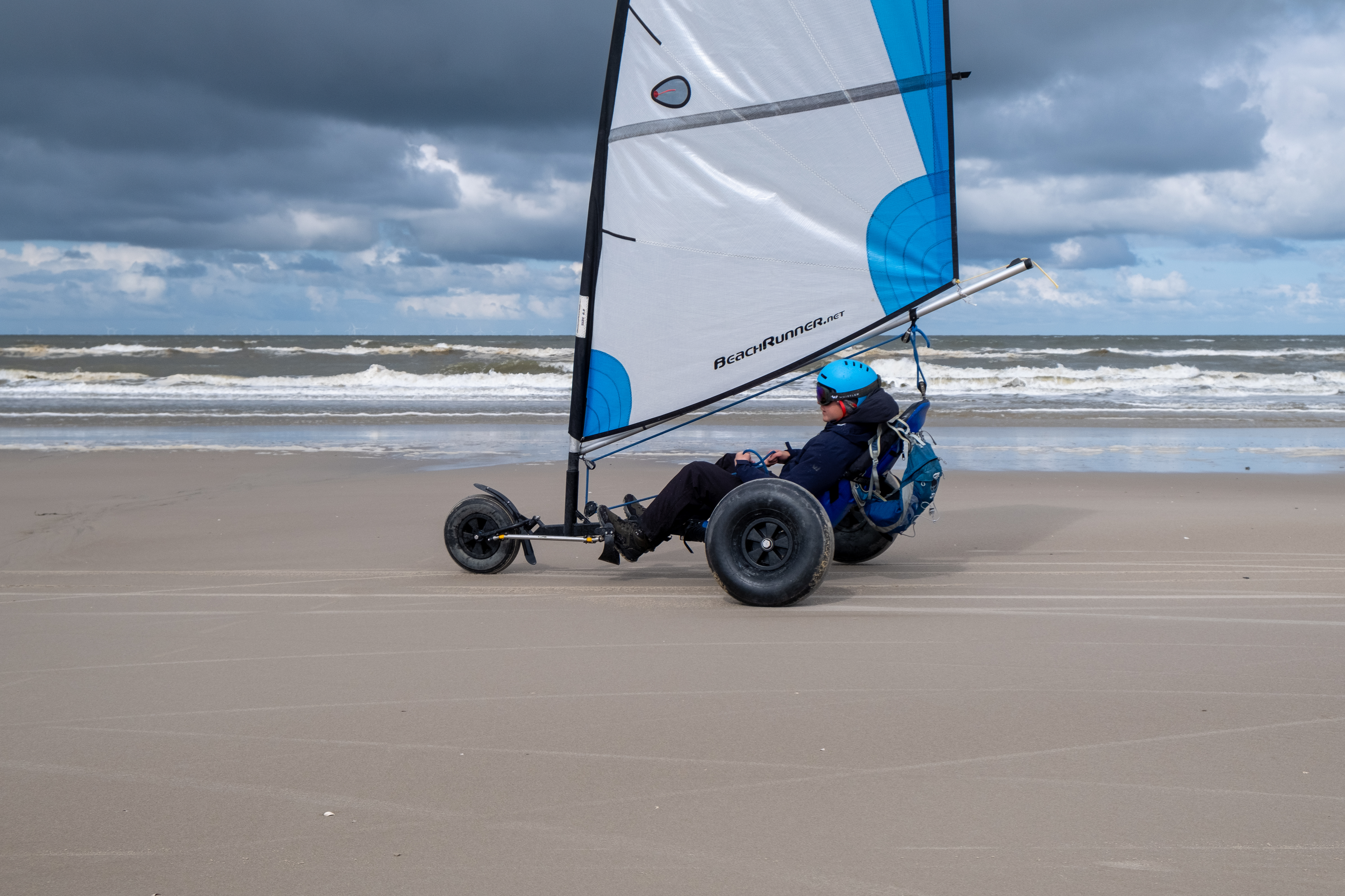 Nahaufnahme eines einzelnen Strandsurfers am Wasserrand Blokhus/Løkken