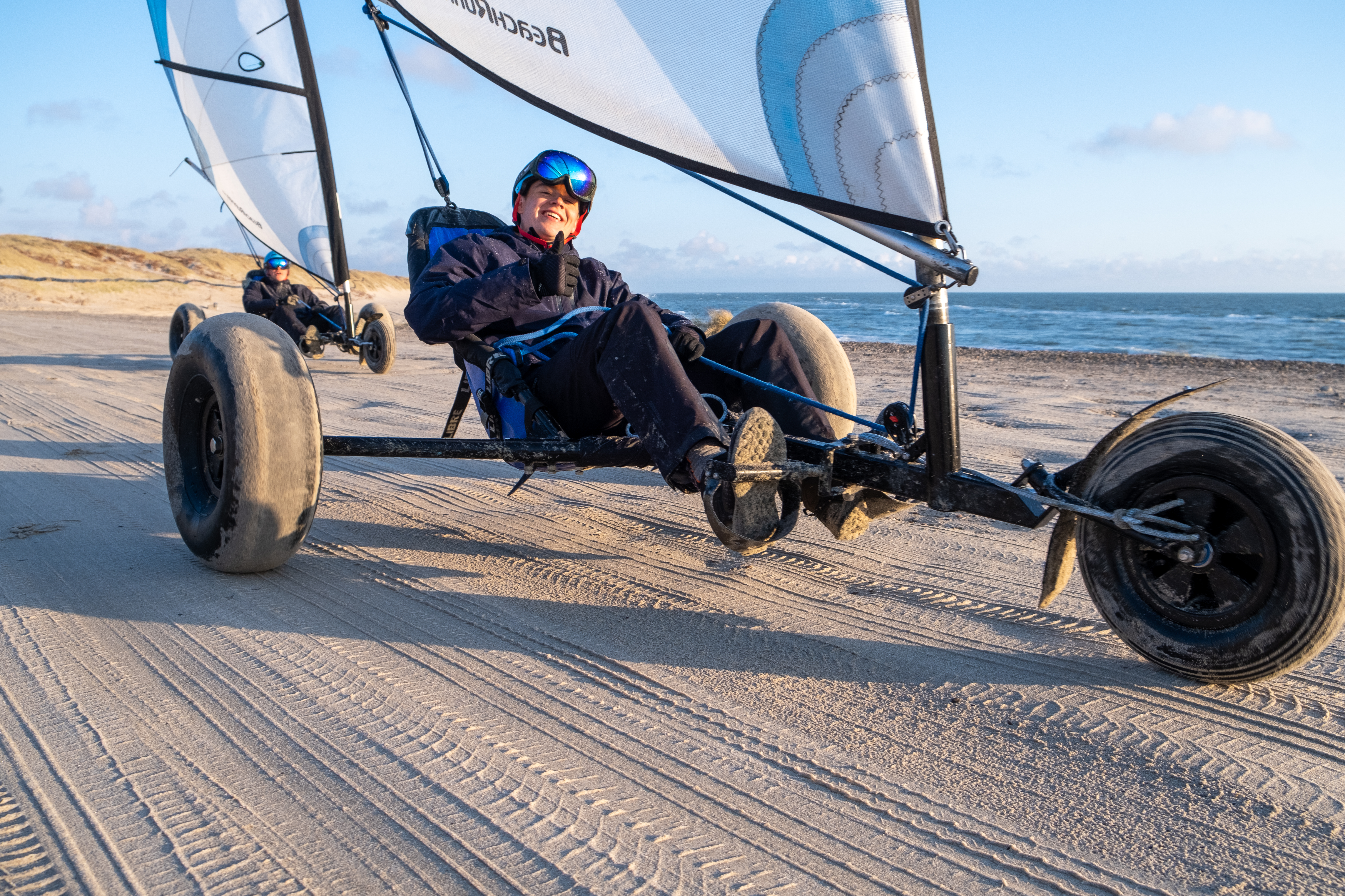 Nahaufnahme eines einzelnen Strandsurfers am Wasserrand Blokhus/Løkken