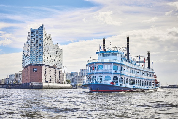 Das Schaufelradschiff LOUISIANA STAR vor der Elbphilharmonie