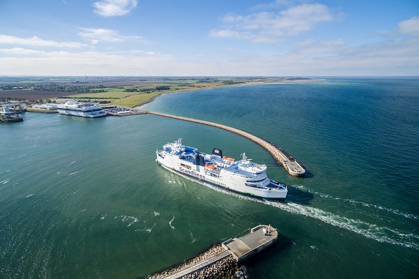 Eine Scandlines-Fähre verlässt den Hafen von Puttgarden