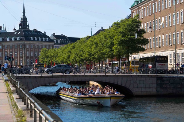 Klassische Kanalrundfahrt in Kopenhagen im Sommer