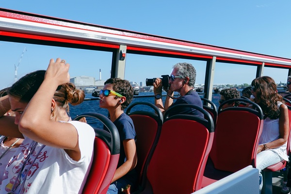Stromma Hop-On Hop-Off Bus mit Gästen in Kopenhagen