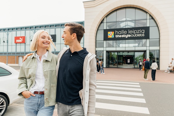 Ein Paar im Halle Leipzig The Style Outlets