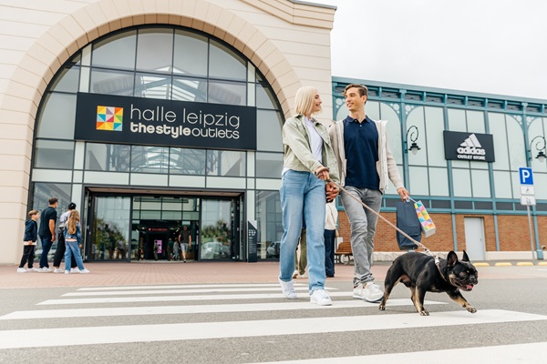 Ein Paar mit Hund im Halle Leipzig The Style Outlets