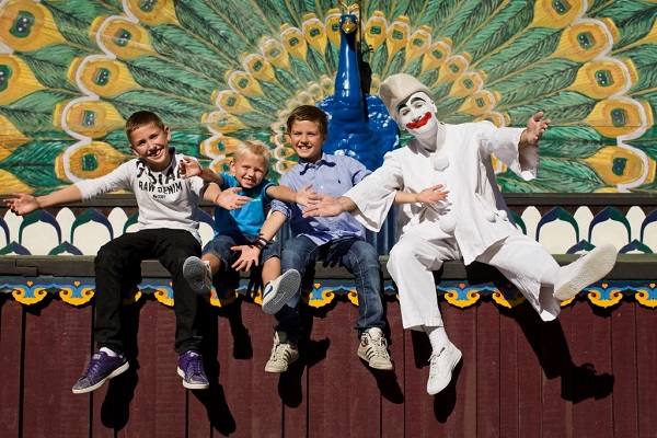 Drei Jungen gemeinsam auf der Bühne mit Pierrot