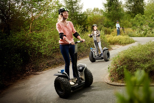 Eine junge Frau fährt mit einem Segway im Universe