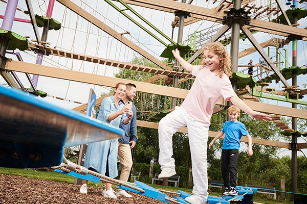 Kinder probieren den Kletterparcours Sky Trail im Universe aus