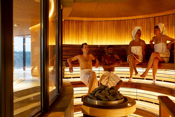 Zwei Männer und zwei Frauen in einer Sauna auf einer Viking Line Fähre