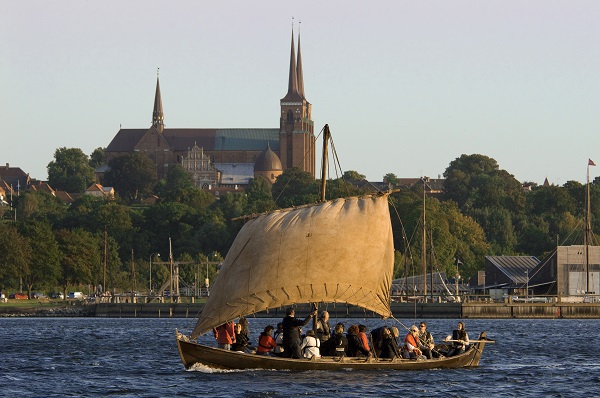 Ein nachgebautes Wikingerschiff schwimmt auf dem Fjord bei Roskilde