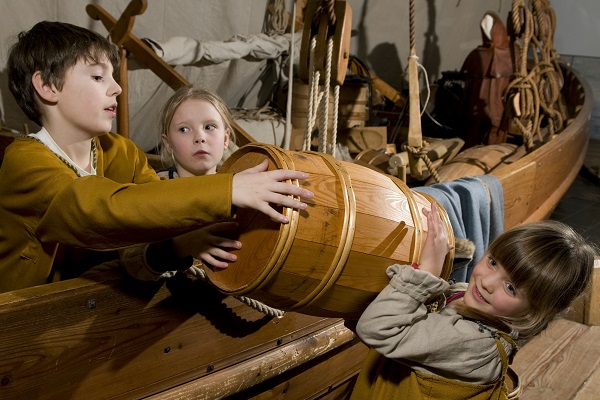 Kinder, die im Wikingermuseum in Roskilde mitarbeiten