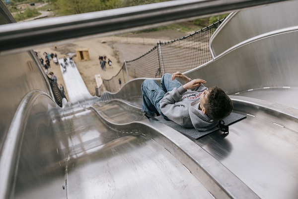 Gigantische Rutsche mit einem Teenager-Jungen im WOW PARK
