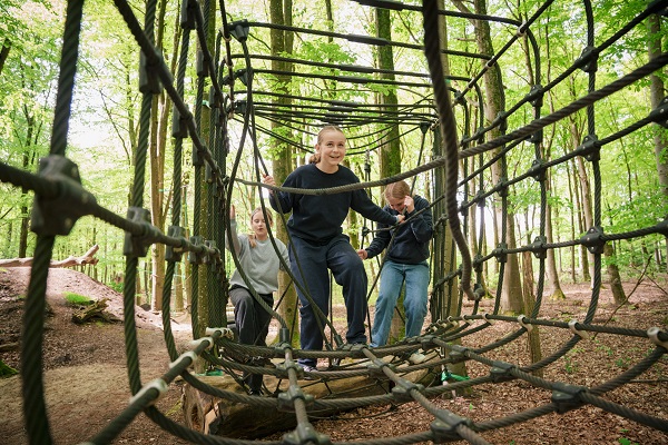 Drei Teenager-Mädchen klettern im WOW PARK