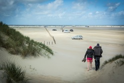 Spaziergänger gehen zum Strand (Nordsee)